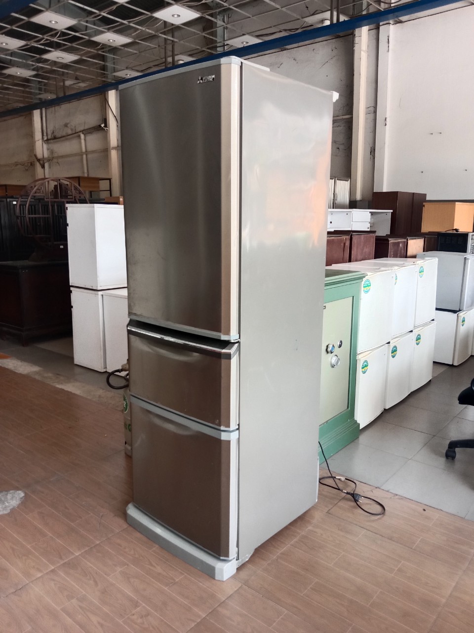 Tủ lạnh MITSUBISHI (370 lít) MR-C46G-ST-V cũ SP019534