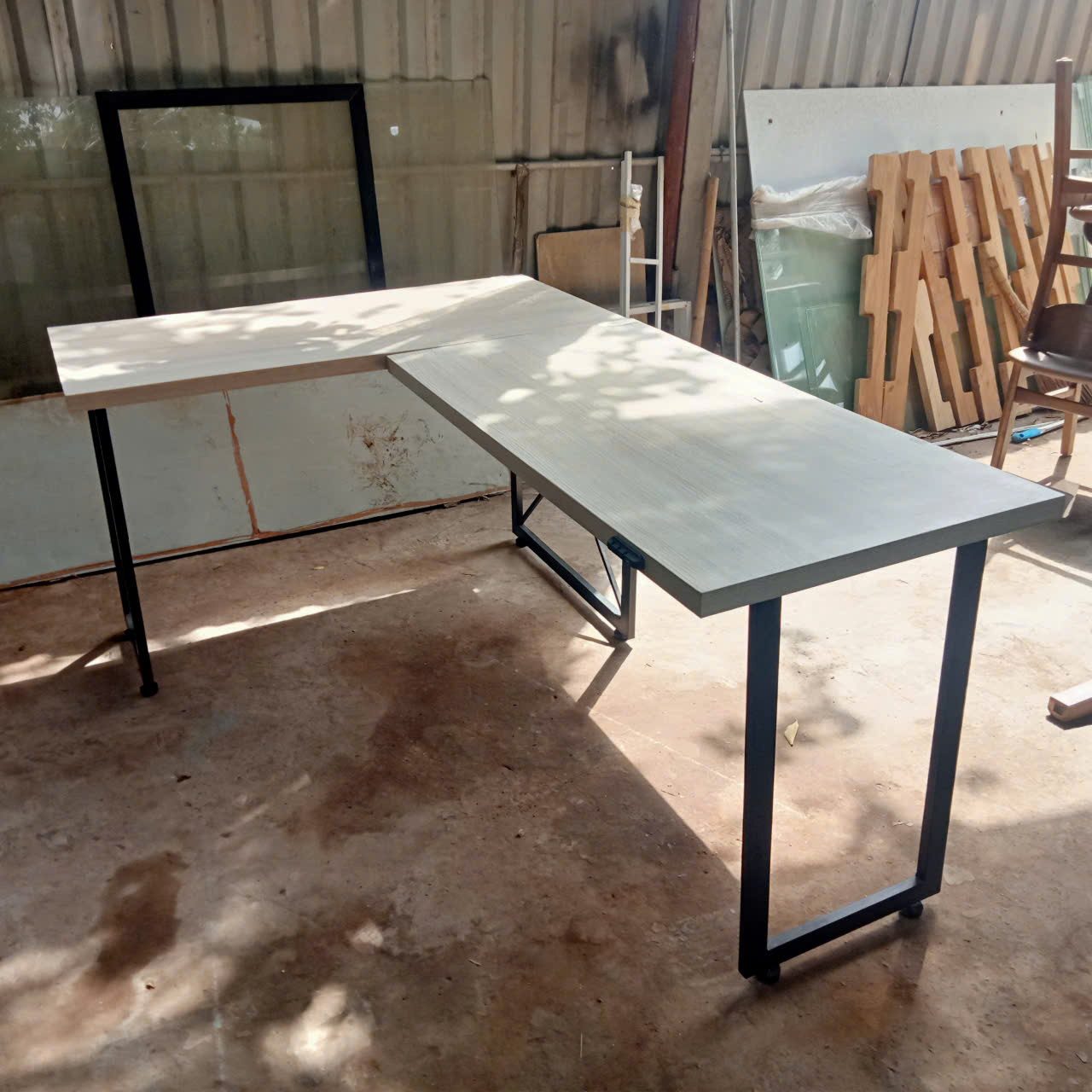 Bàn làm việc cũ  SP020384